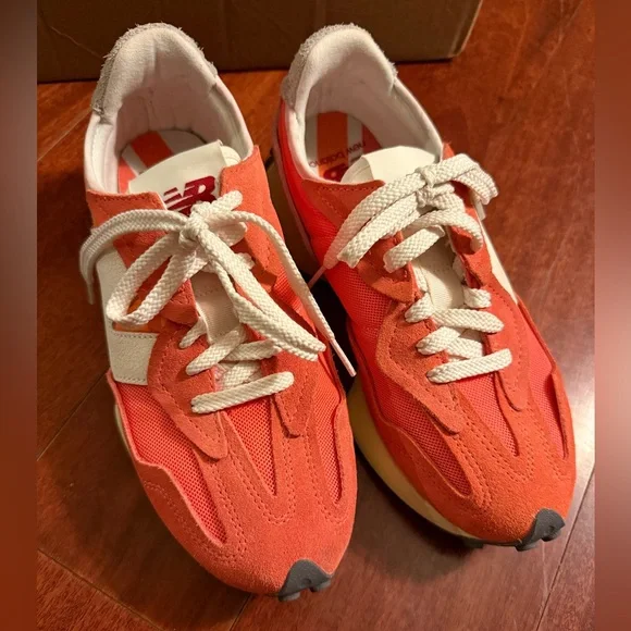 New Balance 327 Orange and White fashion sneakers - Picture 2 of 9